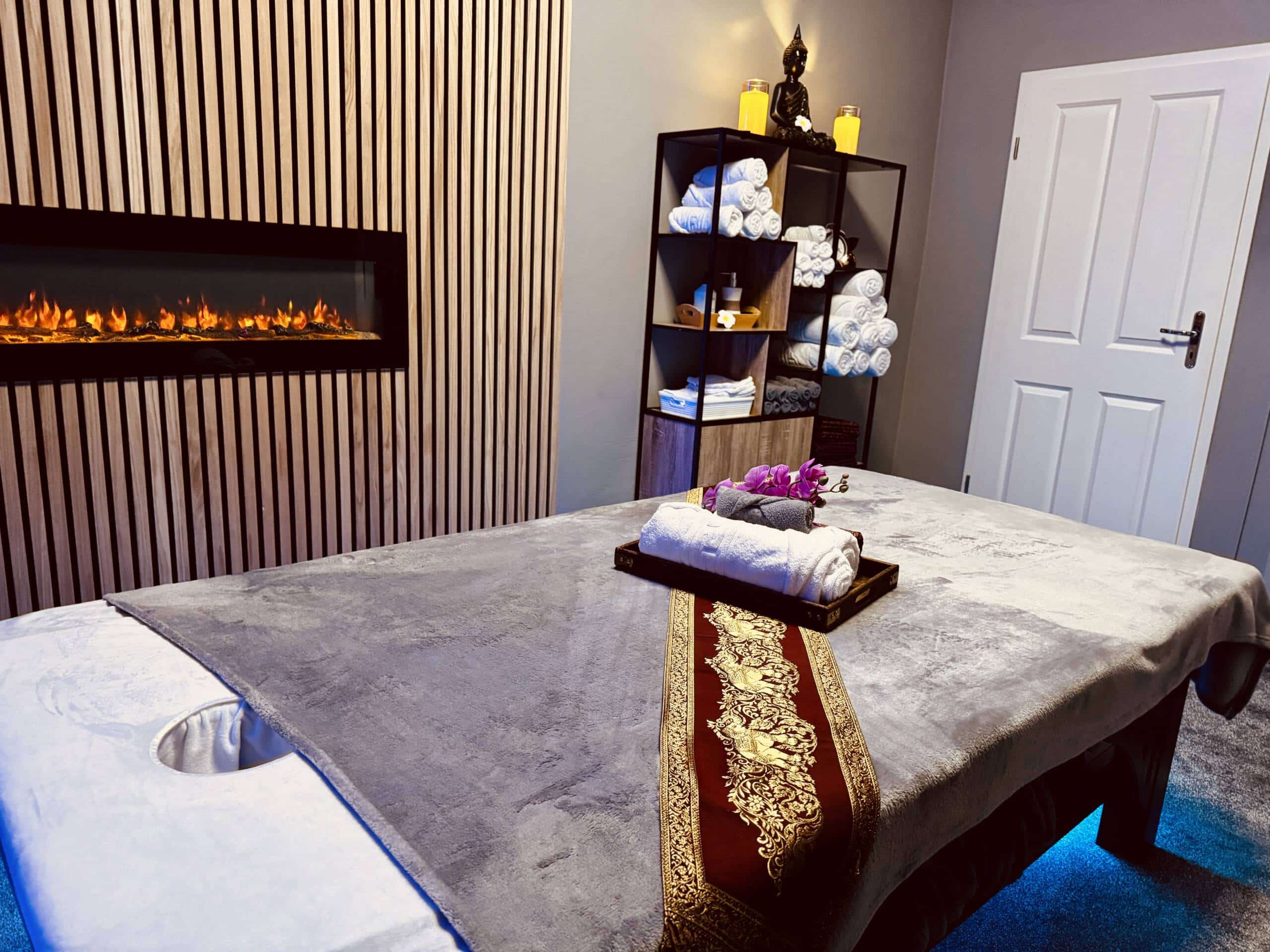 Behandlungsraum bei Milanee Thaimassage in Nürnberg mit Massageliege und Kamin