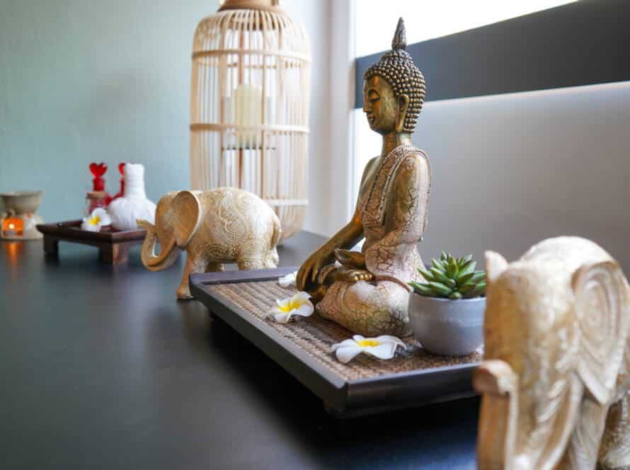 Thailändische Dekoration mit Buddha-Figur bei Milanee Thaimassage in Nürnberg