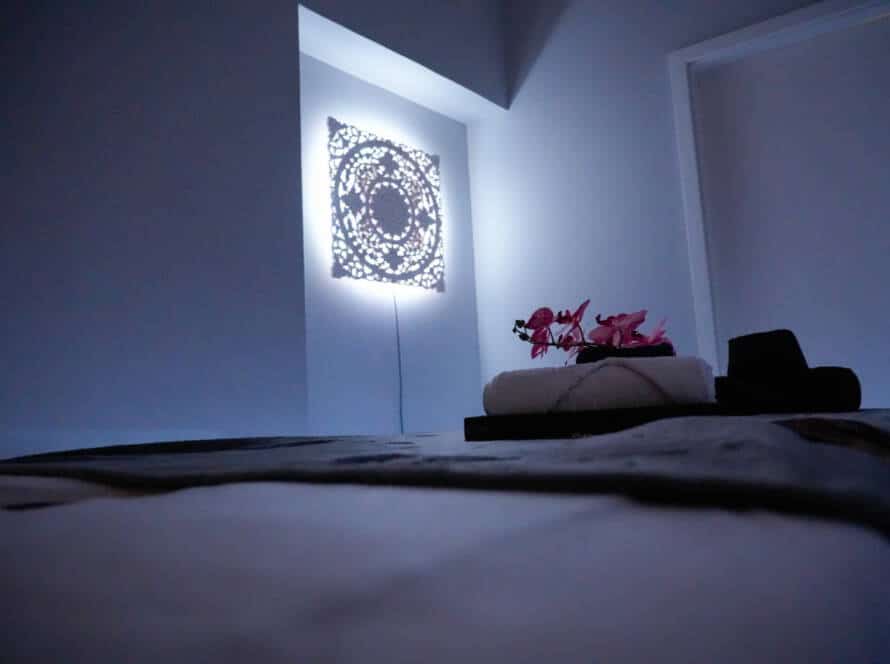 Ruhiger Behandlungsraum für Thai Massage in Nürnberg mit vorbereiteter Massageliege
