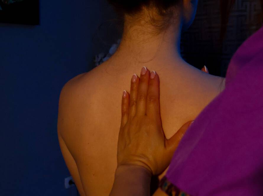 Schulter- und Rückenmassage bei Milanee Thaimassage in Nürnberg zur Entspannung und Lockerung der Muskulatur.