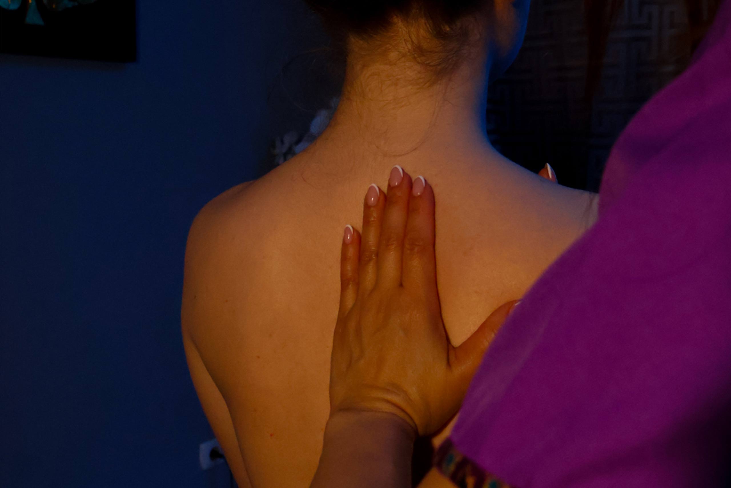Schulter- und Rückenmassage bei Milanee Thaimassage in Nürnberg zur Entspannung und Lockerung der Muskulatur.