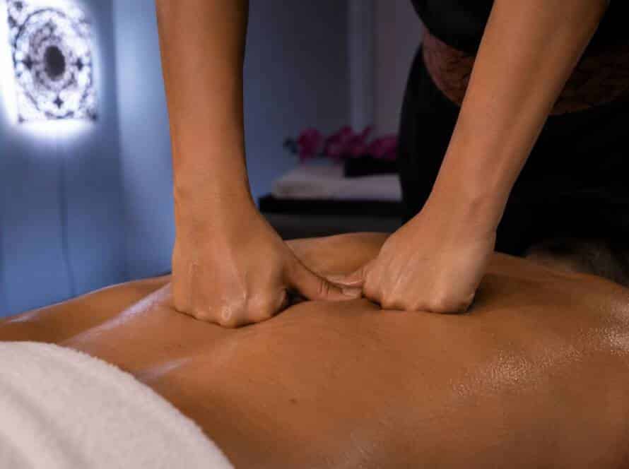 Thai Sportmassage bei Milanee Thaimassage in Nürnberg mit gezieltem Druck auf die Rückenmuskulatur