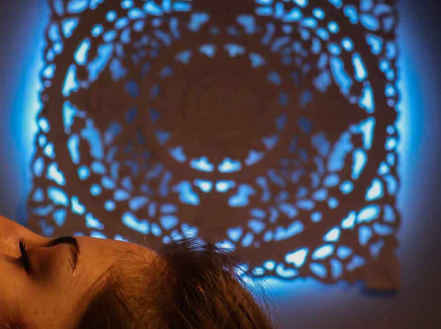 Entspannte Kundin bei Milanee Thaimassage in Nürnberg in ruhiger Atmosphäre – Thai Massage für Entspannung und Schlafqualität.