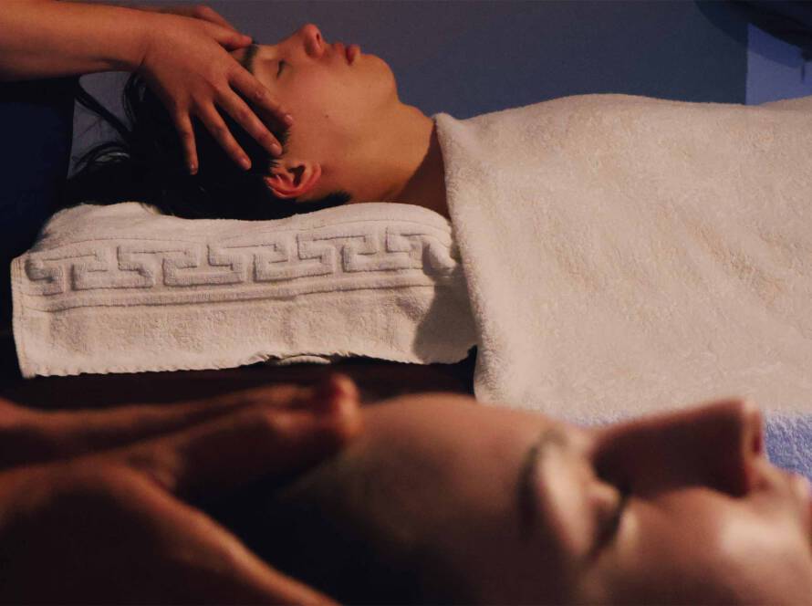 Paarmassage bei Milanee Thaimassage in Nürnberg mit entspannender Kopfmassage für zwei Personen.
