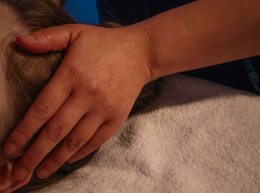 Entspannende Kopfmassage bei Milanee Thaimassage in Nürnberg mit sanften Massagegriffen.